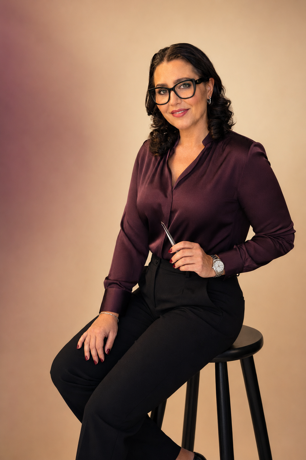 Jill Becker mit Pinzette im Beauty-Studio